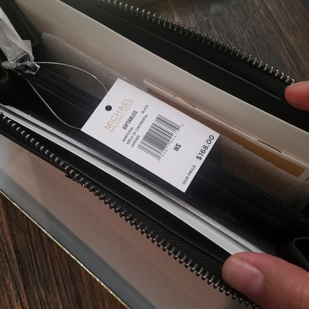 Michael Kors pebbled leather wallet - Picture 2 of 8
